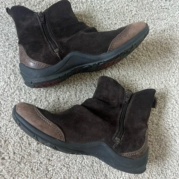Merrell Freisa Suede Ankle Boot - Picture 2 of 6